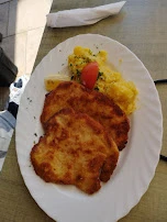 Schnitzel Wiener Art Mit Kartoffelsalat Und Preiselbeeren